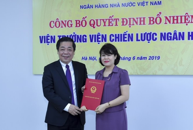 Ngân hàng Nhà nước, Bộ Khoa học và Công nghệ bổ nhiệm nhân sự mới Phó Thống đốc Nguyễn Kim Anh trao quyết định cho đồng chí Nguyễn Thị Hòa