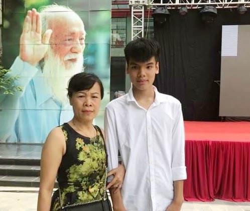 Con trai nữ lao công bị xe đâm tử vong đỗ lớp 10 trường Lương Thế Vinh Người thân đưa Đức Anh nhập học trường Lương Thế Vinh ngày 16/6. Ảnh: Triệu Vương.