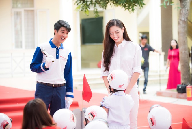 Lương Thùy Linh trở thành Đại sứ chiến dịch 'Đội mũ cho con trọn tình cha mẹ' Lương Thùy Linh trở thành Đại sứ chiến dịch 'Đội mũ cho con trọn tình cha mẹ'