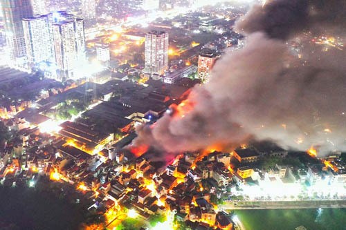 Chuyên gia quốc tế khuyến cáo xử lý thủy ngân vụ cháy Rạng Đông Đám cháy tại nhà kho của Công ty Rạng Đông ở Hà Nội hôm 28/8. Ảnh: Ngọc Thành.