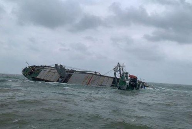 Sự cố tràn dầu trên biển: Doanh nghiệp lúng túng, nhiều tỉnh kế hoạch...để tủ? Tàu Nordana Sophie bất ngờ gặp sự cố và chìm trên biển Hà Tĩnh.