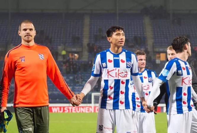 Văn Hậu thi đấu 4 phút cuối trận đấu của Heerenveen ở cúp Quốc gia Hà Lan Đoàn Văn Hậu hạnh phúc trong lần đầu tiên được tung ra sân thi đấu trong màu áo Heerenveen
