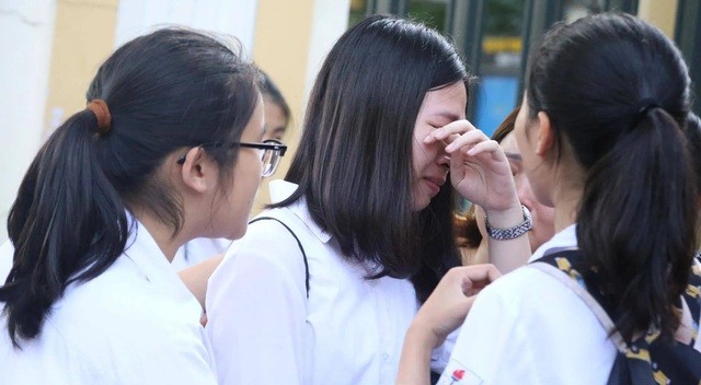 Ba nghìn học sinh Thủ đô được thi lại vì ra đề quá mới: Lỗi tại ai? Học sinh khóc sau khi thi môn Toán vào lớp 10 THPT ở Hà Nội năm 2019 (Ảnh: Thuý Nga).