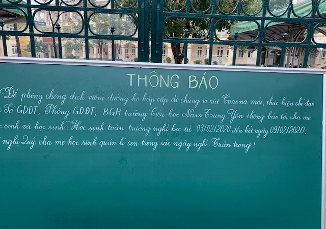 Địa phương thứ 54 cho học sinh nghỉ học phòng dịch virus corona Thông báo nghỉ học ngoài cổng trường. Ảnh: Đỗ Hợp