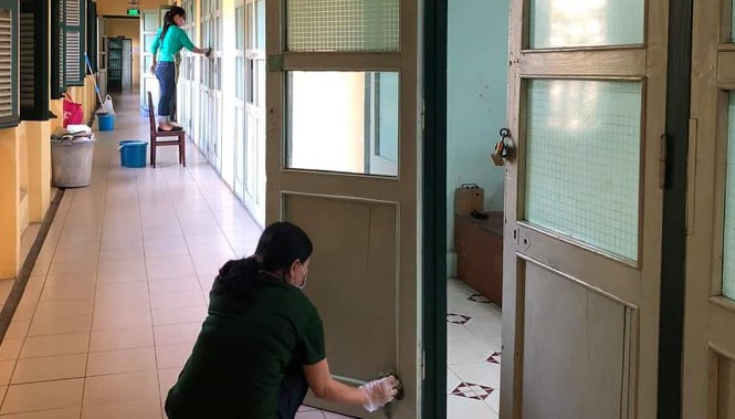 Thầy cô làm gì dịp học sinh được nghỉ vì virus corona? Các thầy cô trường THPT chuyên Trần Đại Nghĩa, TP.HCM lau dọn phòng học.