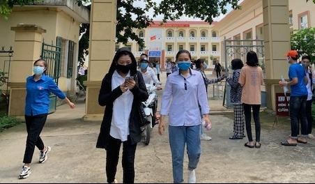 Thơ Nguyễn Khoa Điềm vào đề thi Văn tốt nghiệp THPT 2020 Thí sinh ra khỏi phòng thi tại điểm thi trường THPT Thanh Hà, Huyện Lạc Thủy, Hòa Bình. Ảnh: Đỗ Hợp