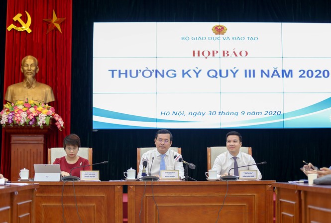 Trường ĐH Kinh doanh và Công nghệ Hà Nội đào tạo ‘chui’: Bộ GD&ĐT sẽ xử lý nghiêm PGS.TS Nguyễn Thu Thủy trả lời báo chí (ngoài cùng bên trái)