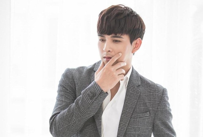 Hồ Quang Hiếu bị dân mạng 'ném đá' do clip hướng dẫn đeo khẩu trang khác người Hồ Quang Hiếu bị dân mạng 'ném đá' do clip hướng dẫn đeo khẩu trang khác người