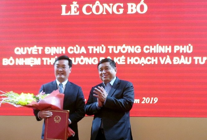 Trao quyết định của Thủ tướng Chính phủ về công tác cán bộ Bộ trưởng Nguyễn Chí Dũng trao quyết định cho ông Nguyễn Đức Trung.