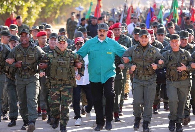 Vì sao Tổng thống Maduro thị sát quân đội giữa tin đồn Mỹ can thiệp quân sự? Tổng thống Maduro trong một lần thị sát quân đội Venezuela.