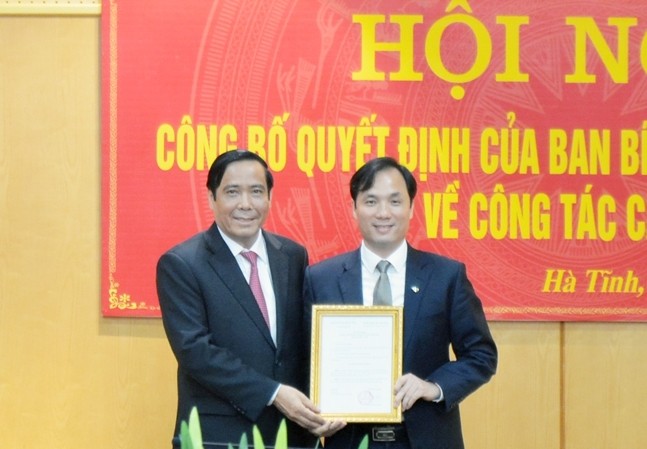 Ban Bí thư chuẩn y Phó Bí thư Thường trực Tỉnh ủy Hà Tĩnh Đồng chí Nguyễn Thanh Bình trao quyết định cho đồng chí Hoàng Trung Dũng.