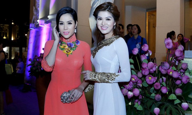 Oanh Yến, Victoria Phương Nguyễn e ấp áo dài Oanh Yến, Victoria Phương Nguyễn e ấp áo dài