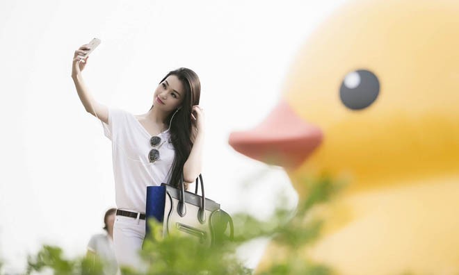 Khánh My tạo dáng xì-tin bên chú vịt vàng khổng lồ Khánh My tạo dáng xì-tin bên chú vịt vàng khổng lồ
