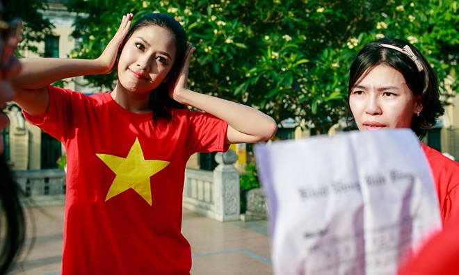 Nguyễn Thị Loan nhảy flash mob 'Khát vọng biển Đông' Nguyễn Thị Loan nhảy flash mob 'Khát vọng biển Đông'