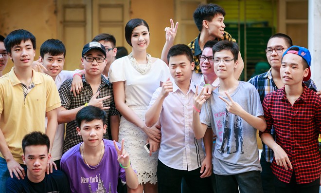 Ngọc Hân về thăm trường cũ Ngọc Hân về thăm trường cũ