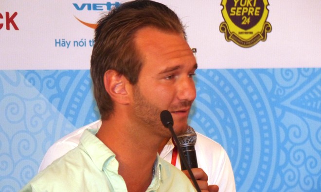 Nick Vujicic và niềm vui lớn khi trở lại Việt Nam Nick trò chuyện tại cuộc gặp gỡ báo chí sáng nay.