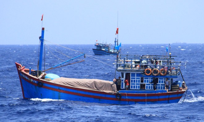 Tàu Trung Quốc dùng đạn lửa, vòi rồng tấn công tàu cá Việt Tàu cá của ngư dân Việt Nam đánh bắt hải sản quanh khu vực biển chủ quyền Việt Nam mà Trung Quốc hạ đặt giàn khoan trái phép. Ảnh: Vnexpress.