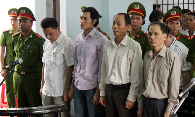 Bốn cựu công an ăn chặn trầm hương ra tòa Các bị cáo Nguyễn Hồng Hà, Nguyễn Thành Trung, Trần Lệ Kiên, Vũ Anh Trung (từ phải qua) tại phiên tòa.