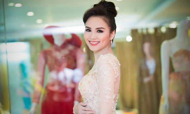 Diễm Hương diện váy ren bồng bềnh như công chúa Diễm Hương rạng rỡ trở lại sau hàng loạt scandal.