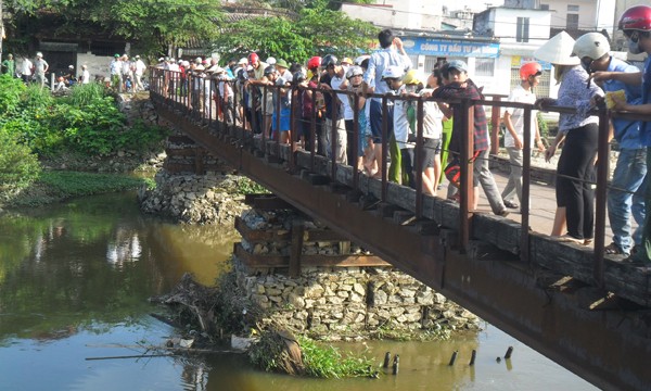 Đi bắt ốc, tá hỏa phát hiện xác người trên sông Hiện trường vụ phát hiện xác chết. Ảnh: Phạm Nhài