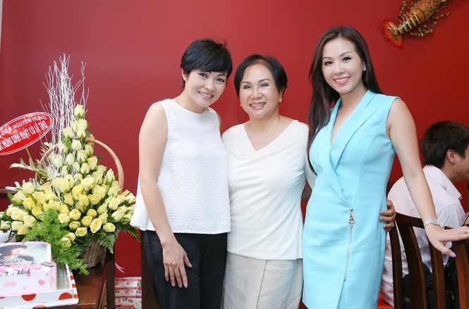 Phương Thanh, Thu Hoài dự tiệc sinh nhật danh ca Lệ Thu Phương Thanh và Thu Hoài dự tiệc sinh nhật danh ca Lệ Thu.