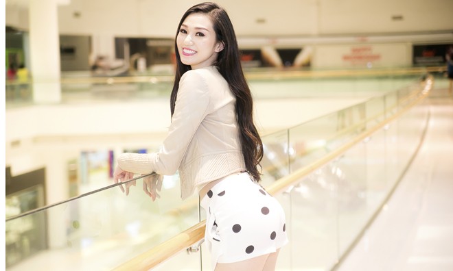 Khánh My khoe da trắng, dáng xinh ở rạp chiếu phim Khánh My gợi cảm ở rạp chiếu phim.