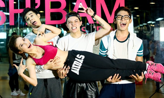 Diễm My 9X eo thon gợi cảm khiêu vũ cùng dàn hotboy Diễm My 9X gợi cảm và tinh nghịch bên dàn hotboy.