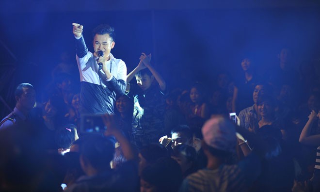Diễn cực 'sung', Dương Triệu Vũ bị khán giả vây kín Dương Triệu Vũ diễn cực 'sung' trong vòng vây khán giả.