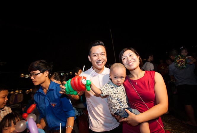 Tuấn Hưng phá cỗ trung thu cùng trẻ em nghèo Tuấn Hưng phá cỗ trung thu cùng trẻ nghèo bãi giữa sông Hồng.