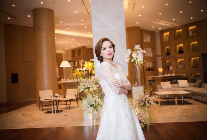 Đan Lê e ấp mặc váy cô dâu Đan Lê yêu kiều với váy cưới trắng muốt.