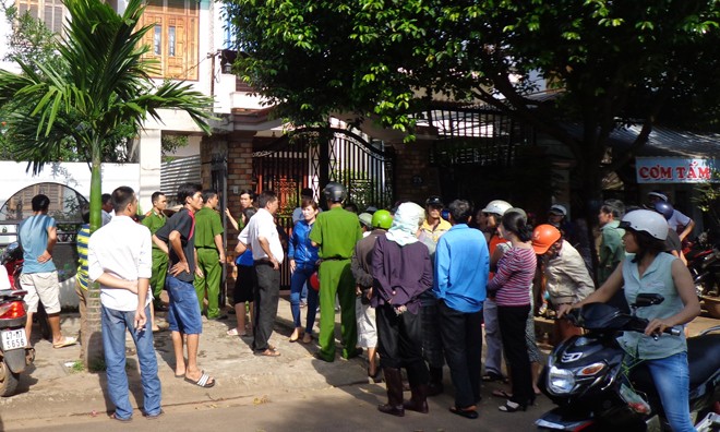 Rúng động vụ chồng đâm chết vợ rồi tự sát Người dân tập trung tại hiện trường.