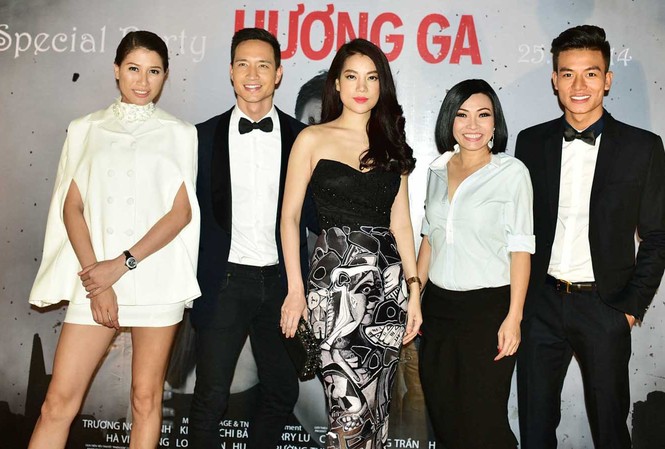 Trang Trần khoe chân miên man, Ngọc Ánh chúm chím môi cười Trang Trần, Kim Lý, Trương Ngọc Ánh, Phương Thanh và Hiếu Nguyễn trong buổi tiệc chiêu đãi của 'Hương Ga'.
