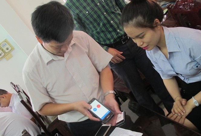 Cách mua vé trực tuyến và đi tàu ra sao? Thử nghiệm kiểm tra thông tin thẻ tàu hiển thị trên điện thoại.