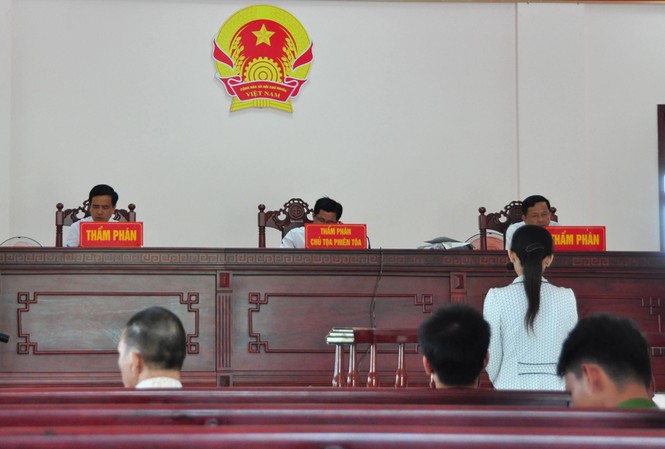Y án 15 năm tù đối với nữ cán bộ Mặt trận lừa đảo Quang cảnh buổi xét xử.