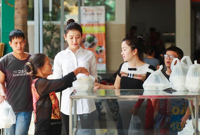 Bản tin Hoa hậu: Huyền My cùng mẹ đi phát cơm từ thiện Bản tin Hoa hậu: Huyền My cùng mẹ đi phát cơm từ thiện