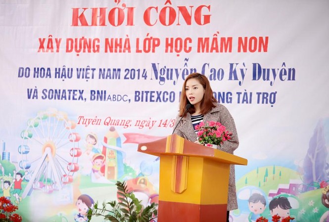 Hoa hậu Kỳ Duyên quyên tiền xây phòng học ở Tuyên Quang Hoa hậu Kỳ Duyên phát biểu trong buổi lễ khởi công xây dựng phòng học cho trường mầm non xã Thượng Ấm, huyện Sơn Dương, tỉnh Tuyên Quang.