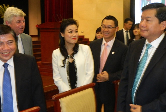Nhà đầu tư bãi rác Đa Phước sợ 'không còn đường về' khi nói sự thật Bà Huỳnh Thị Lan Phương, phó tổng giám đốc VWS và lãnh đạo TPHCM tại hội nghị.