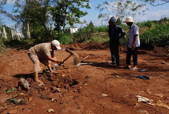 Công ty môi trường đi... phá môi trường? Người dân phát hiện nhiều rác lẫn trong đất.