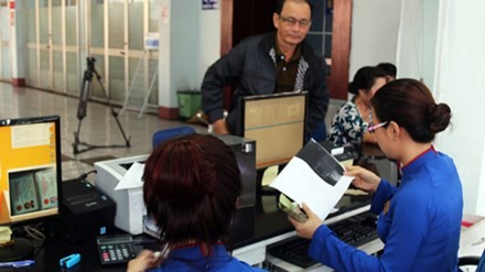 Miễn phí đổi, trả vé tàu cho khách ảnh hưởng sự cố cầu Ghềnh Nhân viên ga Sài Gòn làm thủ tục hoàn trả tiền cho khách. Ảnh: Hữu Công/VnExpress
