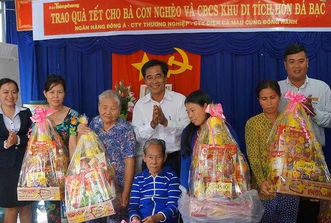 Mang quà tết đến Hòn Đá Bạc Mang quà tết đến Hòn Đá Bạc