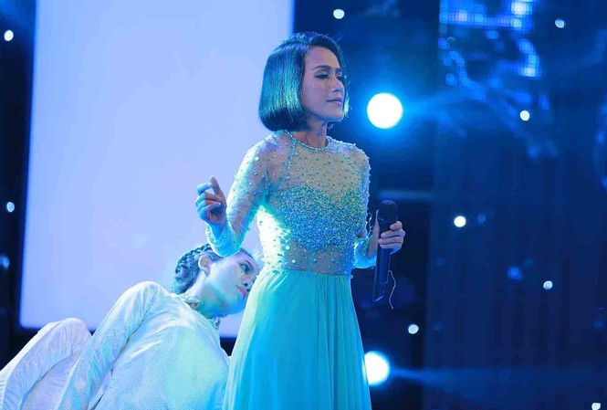 Con gái Chế Linh - bạn chơi cầu lông của Đàm Vĩnh Hưng Lệ Thi trên sân khấu 'Trời sinh một cặp'.
