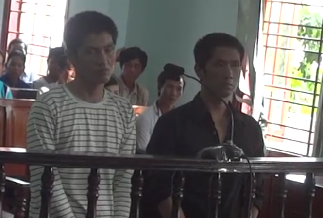 Chồng mất mạng vì vợ sợ bụi bay vào xe Thi (áo thun đen) và Cum tại phiên tòa.
