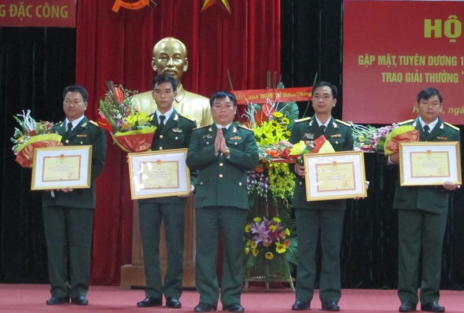 Vinh danh tài năng trẻ Đặc công Đại diện lãnh đạo, chỉ huy Binh chủng Đặc công trao thưởng cho các tác giả có sáng kiến cải tiến kỹ thuật chất lượng tốt.