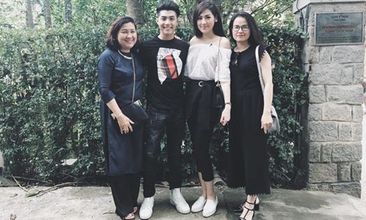 Á hậu Tú Anh lần đầu nói về bức ảnh cùng Noo Phước Thịnh ‘ra mắt hai họ’ Bức ảnh 'ra mắt hai họ' của Á hậu Tú Anh 'gây bão' like trên facebook.