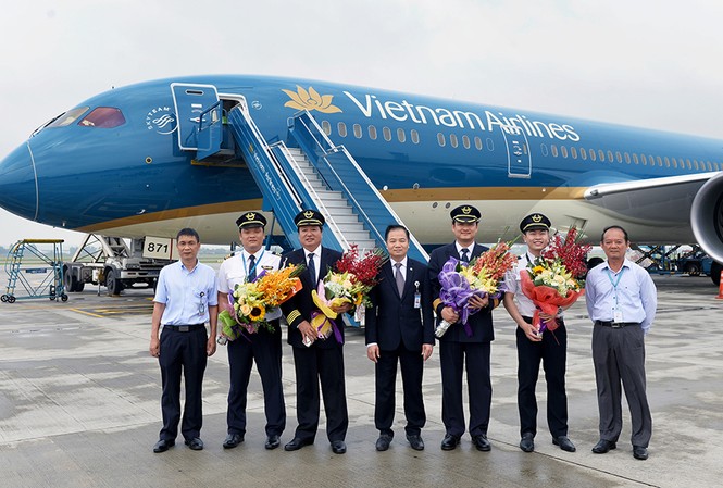 Vietnam Airlines nhận Boeing 787-9 Dreamliner thứ 11 Đại diện Vietnam Airlines tặng hoa chúc mừng và chụp hình lưu niệm với phi hành đoàn đã tiếp nhận và đưa tàu VN-A871 về Việt Nam thành công tốt đẹp.