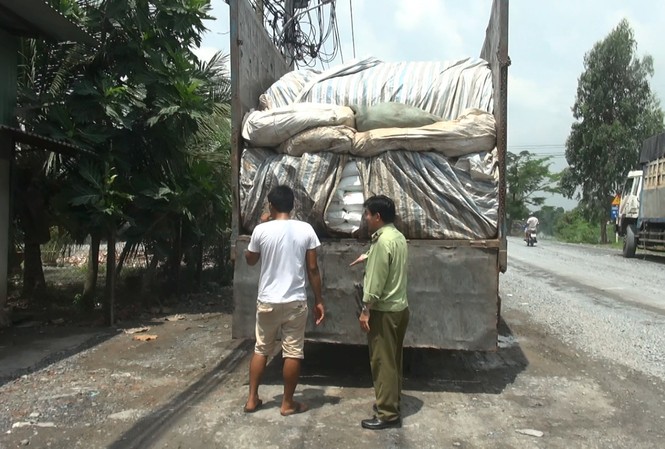 Bắt giữ 50 tấn đường lậu giấu dưới phế liệu Hàng chục tấn đường cát lậu được ngụy trang bằng các bao phế liệu.
