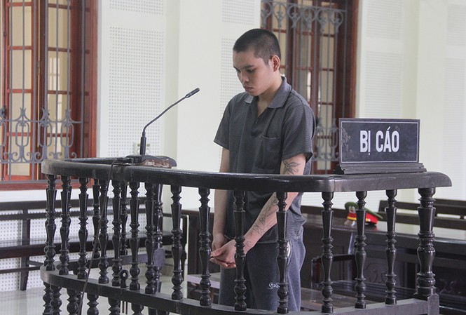 Kẻ trộm hung hãn vung dao chém 3 người để tẩu thoát Đối tượng Vi Văn Dậu trước vành móng ngựa.
