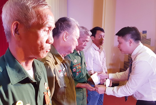 Tặng quà tri ân thương binh, người có công tỉnh Yên Bái, Phú Thọ Ông Hoàng Trung Hiếu Phó giám đốc Ngân hàng Bưu điện Liên Việt LienVietPostBank tỉnh Yên Bái trao quà, động viên những cựu TNXP, thương binh tỉnh Yên Bái.