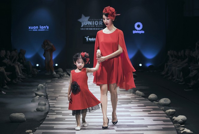 Xuân Lan, Hương Giang cùng đưa con gái lên sàn catwalk Xuân Lan, Hương Giang cùng đưa con gái lên sàn catwalk