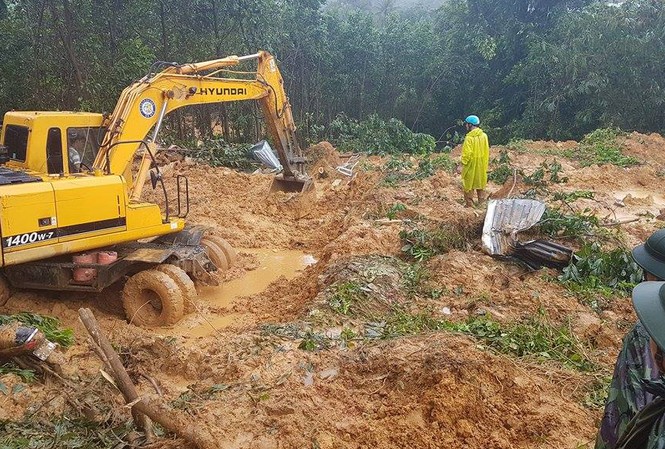 Đang tiếp cận hiện trường 4 công nhân nhà máy điện bị vùi lấp ở Quảng Nam Tình trạng lở núi, đồi diễn ra nghiêm trọng tại huyện Bắc Trà My gây thiệt hại về người và tài sản. Ảnh H. Văn.